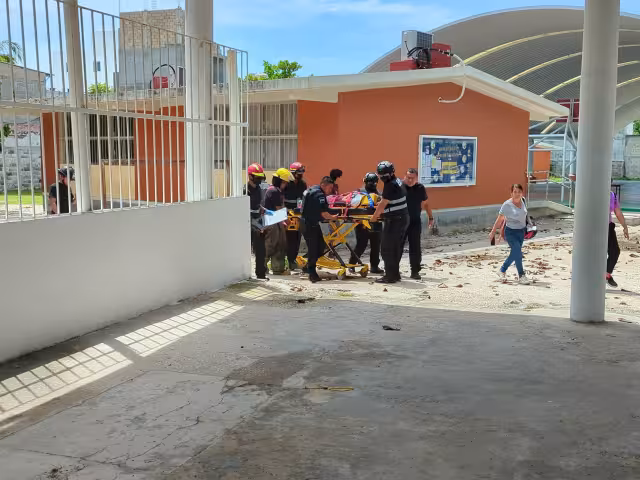 Menor cae desde balcón y aterriza en patio de primaria en la colonia Justo Sierra