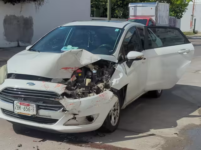 El Ford Fiesta blanco sufrió severos daños en el frente de la carrocería.