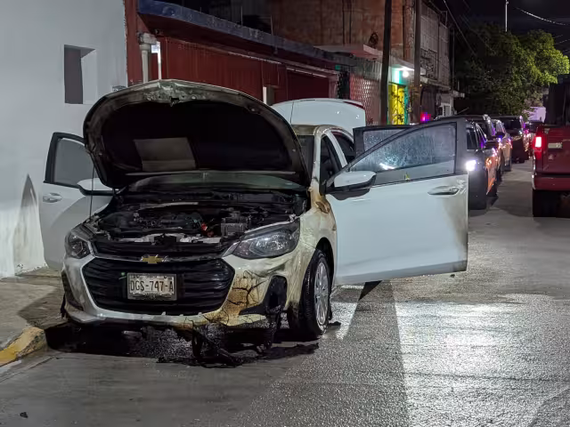 Le queman su vehículo con gasolina en la Colonia Morelos.