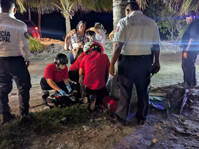 Paramédicos y elementos policiacos atendieron el llamado de emergencia.