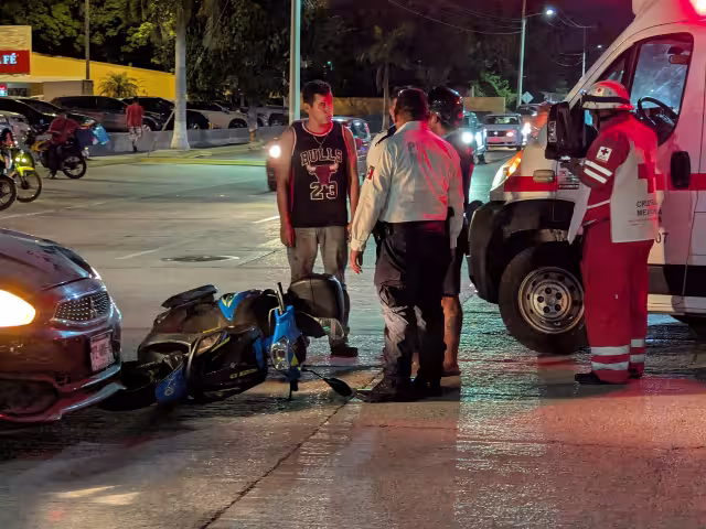 Mujer lesionada tras choque entre auto y moto frente a Plaza Real