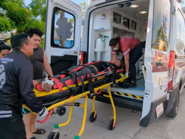 El hombre lesionado tuvo que ser trasladado de urgencia a un hospital.