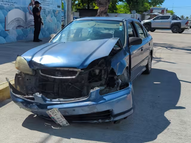 Un accidente vehicular ocurrió en la colonia Justo Sierra, en el cruce de la calle 74 y la avenida Camarón.