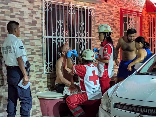 Los paramédicos de la Cruz Roja asistieron a uno de los involucrados en la pelea