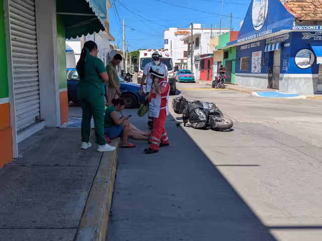 Choque entre camioneta y motocicleta deja a dos mujeres lesionadas en la colonia Centro