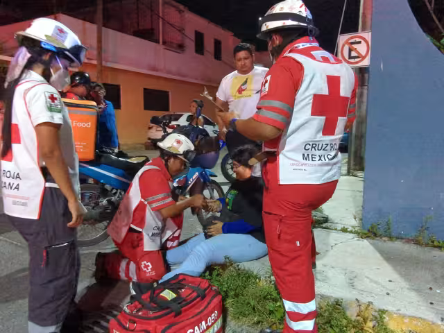 Repartidora pierde el control y derrapa en calles de Carmen