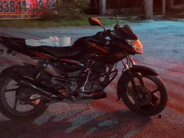 Motociclista lesionado tras ser impactado por camioneta en carretera Carmen–Puerto Real