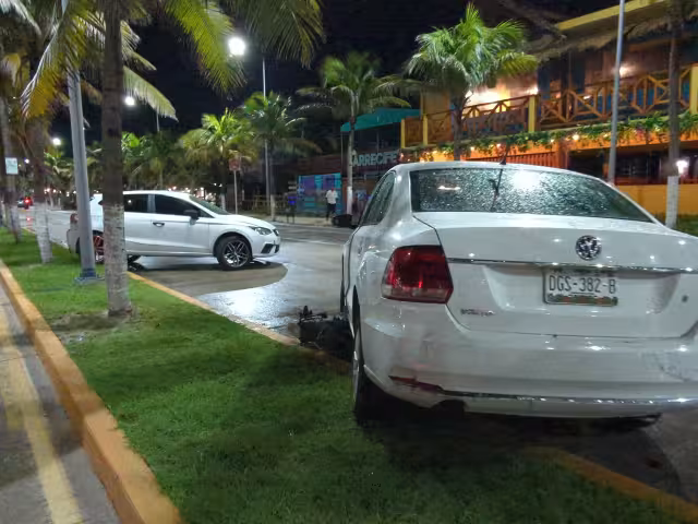 Conductor ebrio provoca accidente en el malecón de Playa Norte.