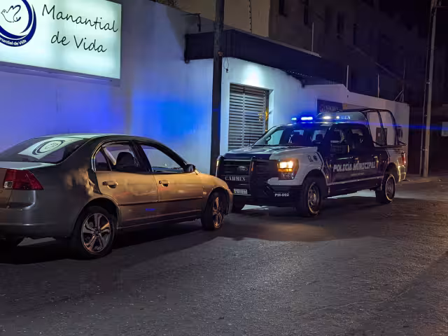 Conductora invade carril y provoca choque contra taxi