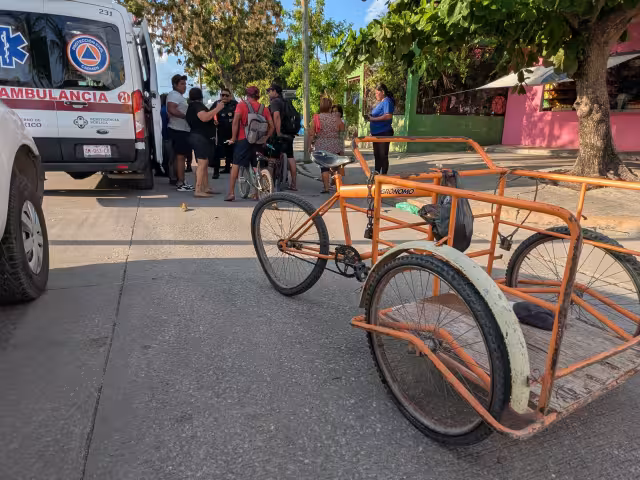 El triciclo del hombre lesionado quedó dañado, tras el impacto con la camioneta.