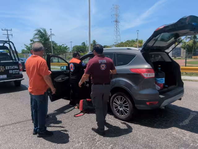 Un accidente entre un taxi y una camioneta en la glorieta del Chechén dejó daños materiales y una mujer lesionada.