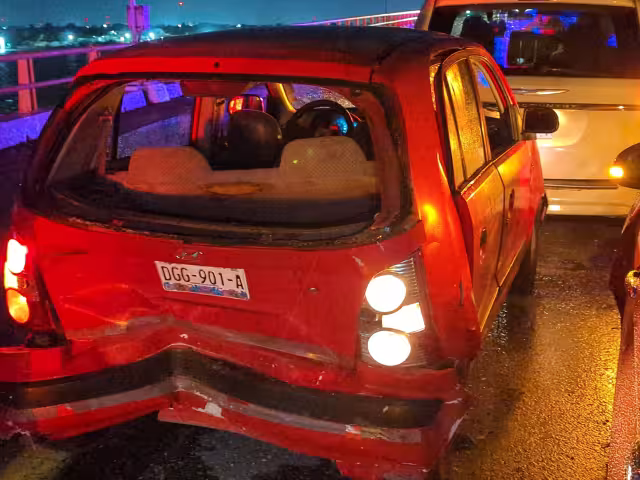 La joroba del puente fue la locación donde se quedaron los tres vehículos afectados por el accidente