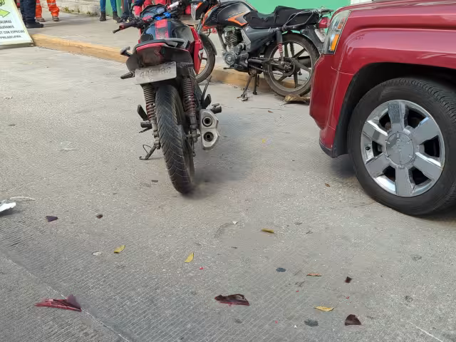 El motociclista no logró frenar a tiempo para evitar la colisión.
