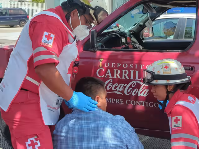 Los paramédicos de la Cruz Roja atendieron al conductor accidentado.