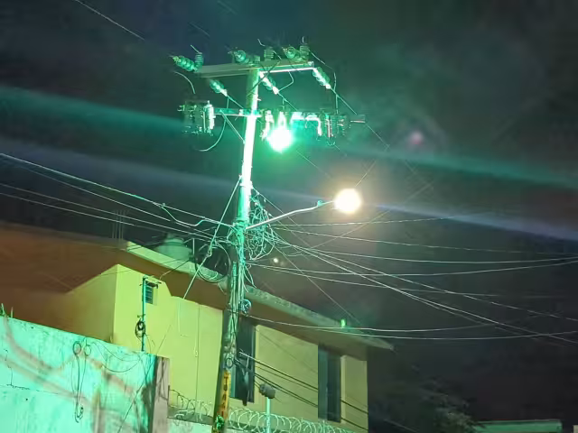 Trabajadores de la CFE atienden corto circuito; zona quedó sin electricidad