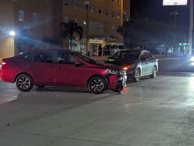 Impacto entre Versa y Chevrolet deja severos daños y bloqueo vial en Campeche
