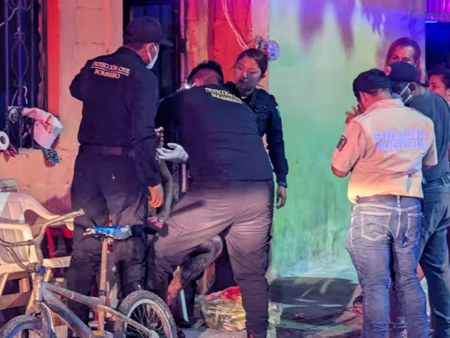 Paramédicos atendieron a un hombre que presentaba una herida en la cabeza.