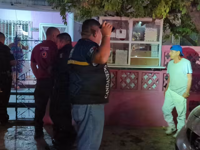 Vecinos alertan por hombre dormido en un árbol; fue rescatado sin lesiones