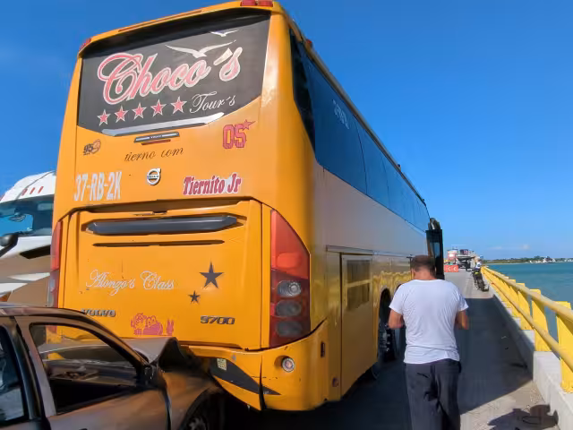 Autobús sin frenos provoca carambola en el puente Zacatal; no hubo lesionados