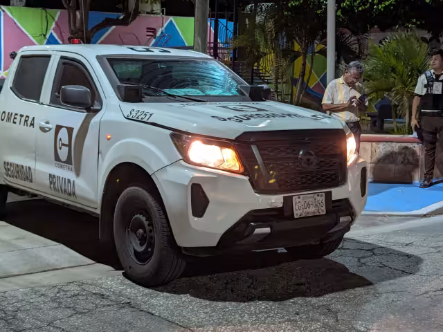 Taxi con preferencia es embestido por vehículo blindado en zona céntrica