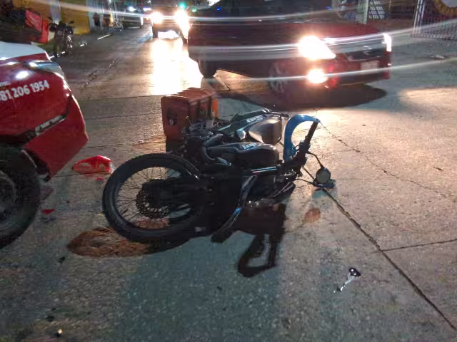 Colisión entre moto y taxi en Emiliano Zapata termina sin lesionados
