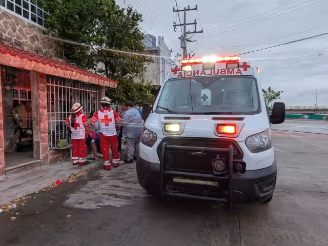 Una ambulancia de la Cruz Roja Mexicana atendió el llamado de emergencia.