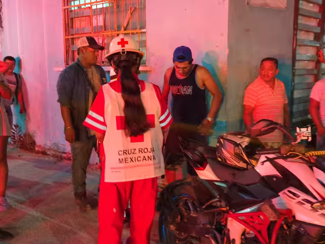 Alta velocidad y descuido provocan aparatoso accidente en zona urbana