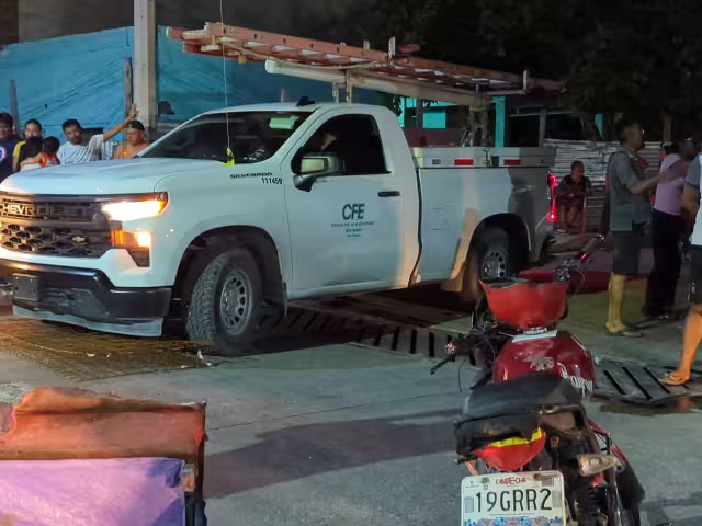 Los inconformes cerraron la avenida 10 de Julio y retuvieron una camioneta de la CFE.