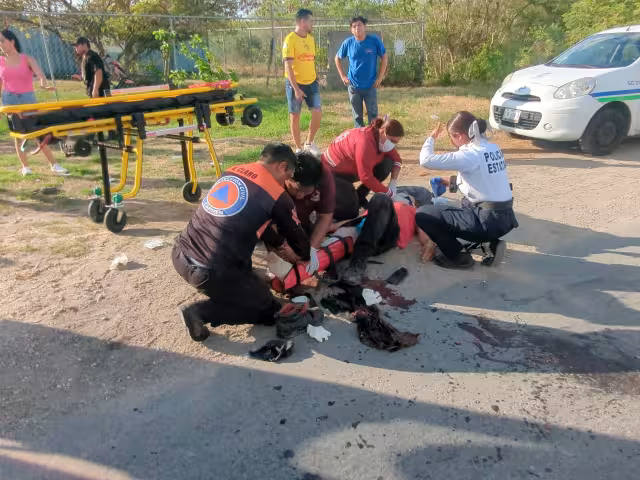 El hombre atropellado fue atendido por paramédicos de Protección Civil.