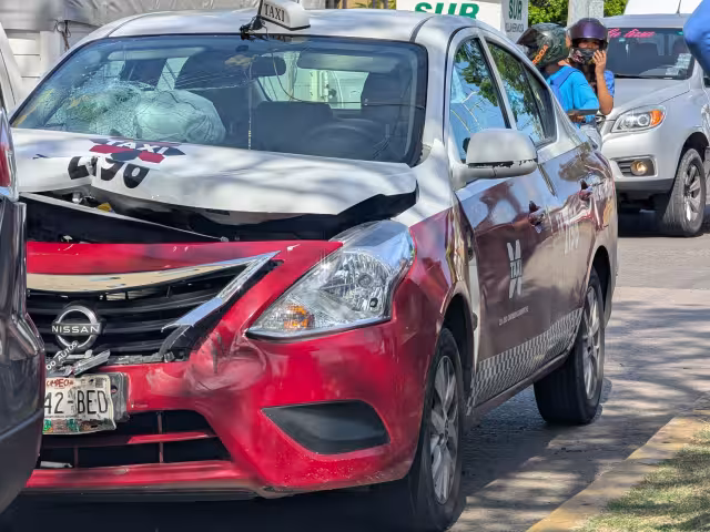 El taxi fue el que se llevó la peor parte en el accidente.