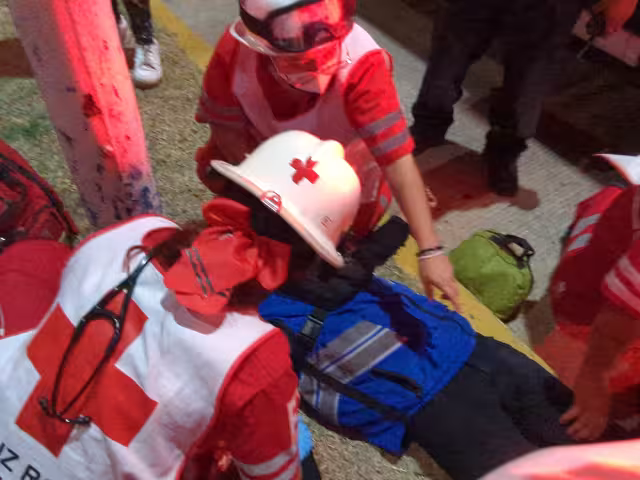 Paramédicos de la Cruz Roja atendieron al repartidor en el lugar.