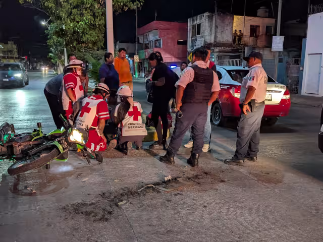 Colisión entre motocicleta y taxi en avenida 10 de Julio deja herido al conductor