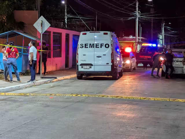 Hombre muere en vía pública.