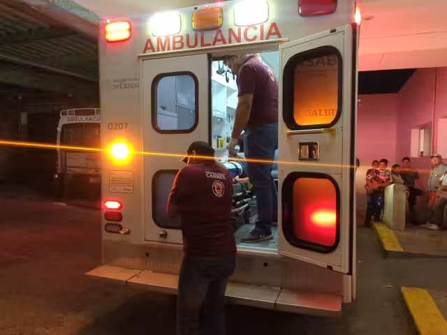 Cortocircuito entre carne y metal: mujer choca en motocicleta contra tráiler