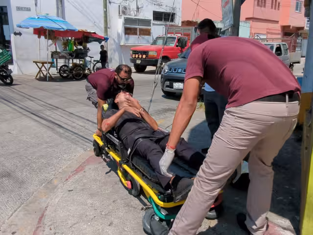 Motociclista resulta lesionado tras accidente vial la colonia Benito Juárez