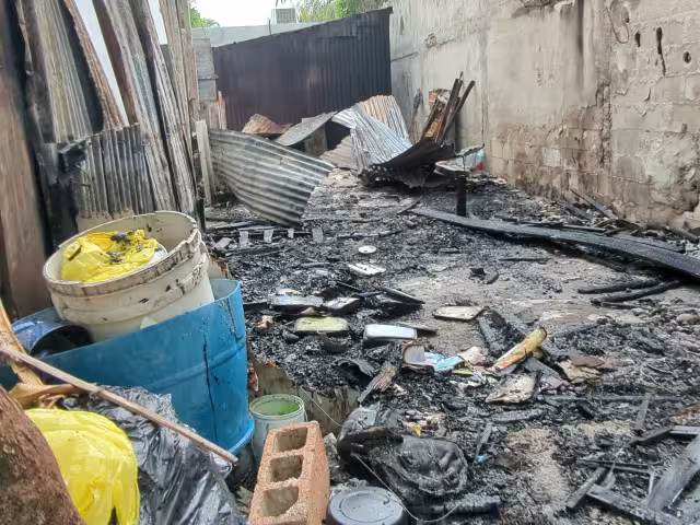 Casa de madera y láminas quedó reducida a cenizas; propietario no estaba presente