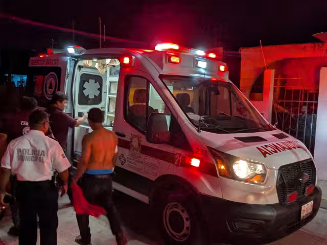 Hombre herido de gravedad en pelea familiar; agresor sigue prófugo