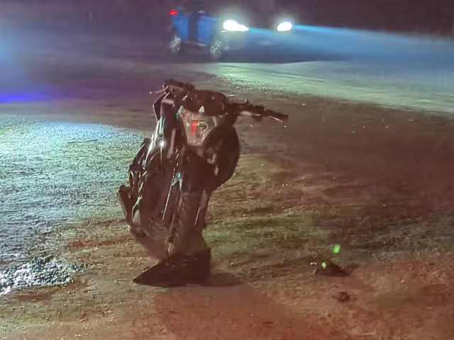 Un motociclista resultó lesionado tras un choque con una camioneta en la carretera Carmen–Puerto Real.