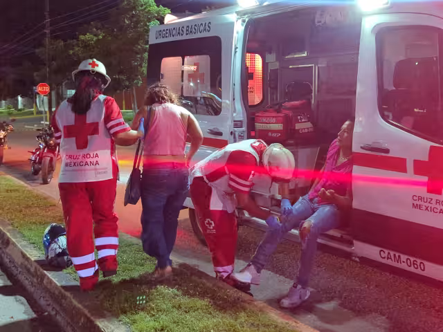 Motocicleta con familia es impactada por auto en fuga; hay lesionados