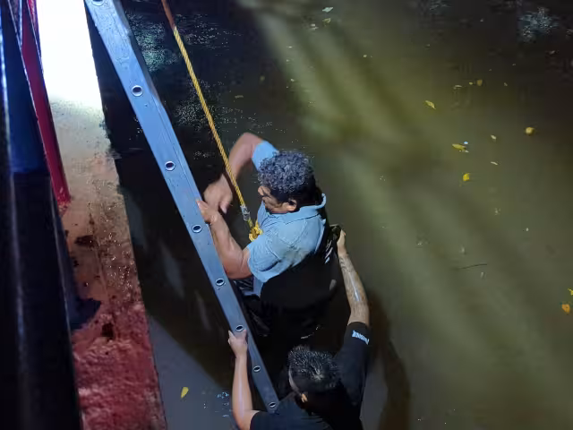 Rápida respuesta de rescatistas salva a hombre que cayó al agua en Campeche