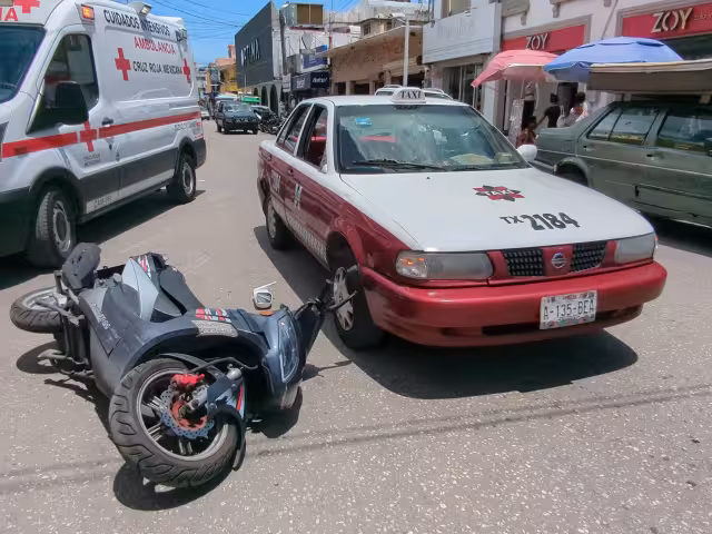 Percance en el primer cuadro de Campeche involucra motoneta y taxi