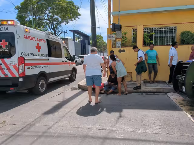 Mujer lesionada, atendida por paramédicos