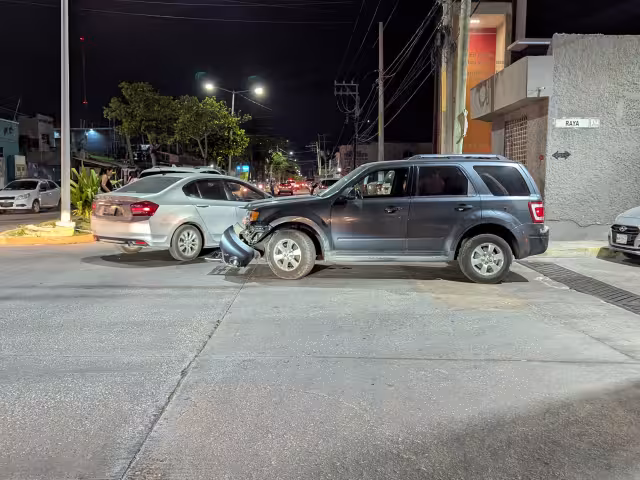 Camioneta invade cruce y provoca fuerte choque en colonia Justo Sierra