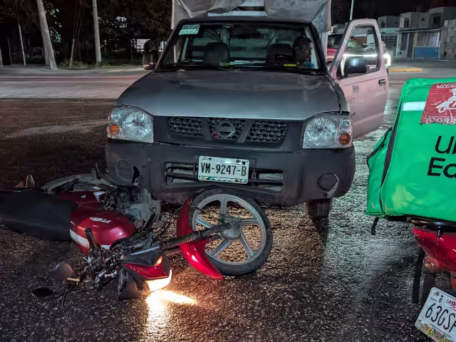 Accidente frente al fraccionamiento San Miguel entre camioneta y motocicleta