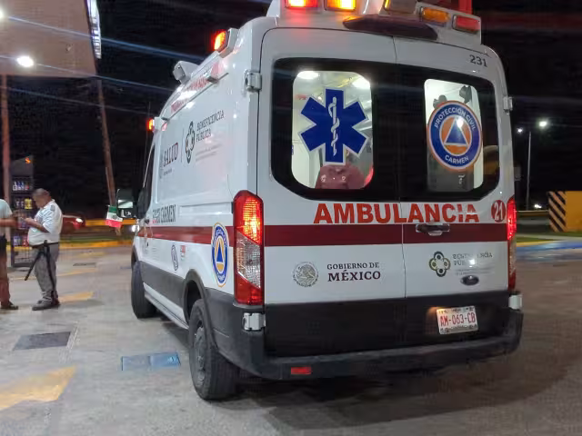 Joven despachadora de gasolinera Servifácil fue brutalmente agredida por dos sujetos en moto.