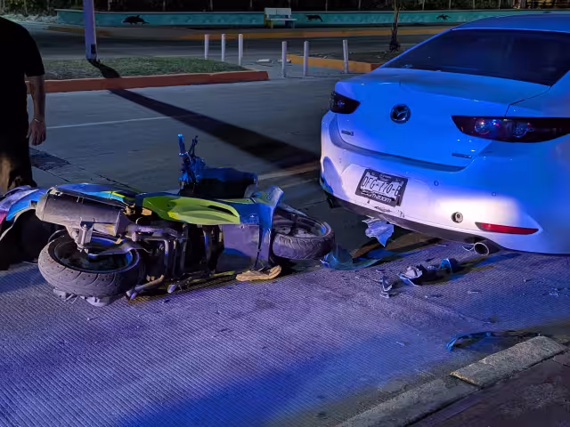 Motociclista en presunto estado de ebriedad impacta vehículo estacionado