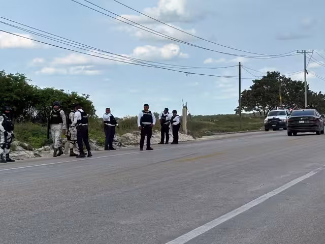 Autoridades de los tres órdenes de gobierno buscan el cuerpo de un hombre reportado en la carretera Carmen-Puerto Real