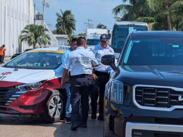 Accidente entre un taxi y una camioneta de lujo genera caos en la avenida Periférica Norte.