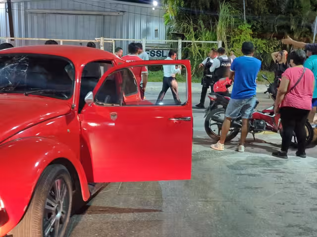 El vocho rojo y la motocicleta quedaron detenidos ante la mirada de los curiosos.