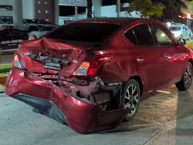 Aparatosa colisión en Campeche deja daños pero sin heridos